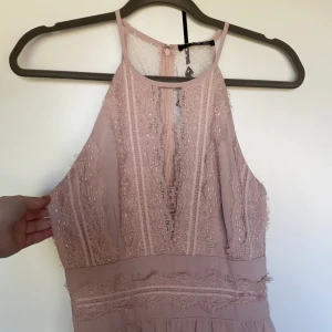 Rosa balklänning Nelly  - Superfin rosa balklänning i storlek S från Nelly. Säljer då den var i fel storlek och aldrig blev använd😊. Inköpt för 900kr, prislapp finns kvar. Frakt tillkommer.