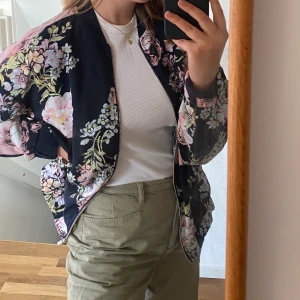 Bomberjacka i härligt mönster - Bästa vår/ sommarjackan! Dma för fler frågor eller bilder. Köpare står för frakt men kan också mötas upp i Malmö! Kika gärna på mina andra annonser också! 😍