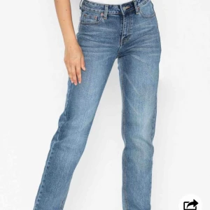  - Säljer mina dr denim för att de tyvärr är lite för stora för mig.. kan skicka fler bilder men dessa visar bäst hur de ser ut🤍 är 167 och på mig nuddar de marken 