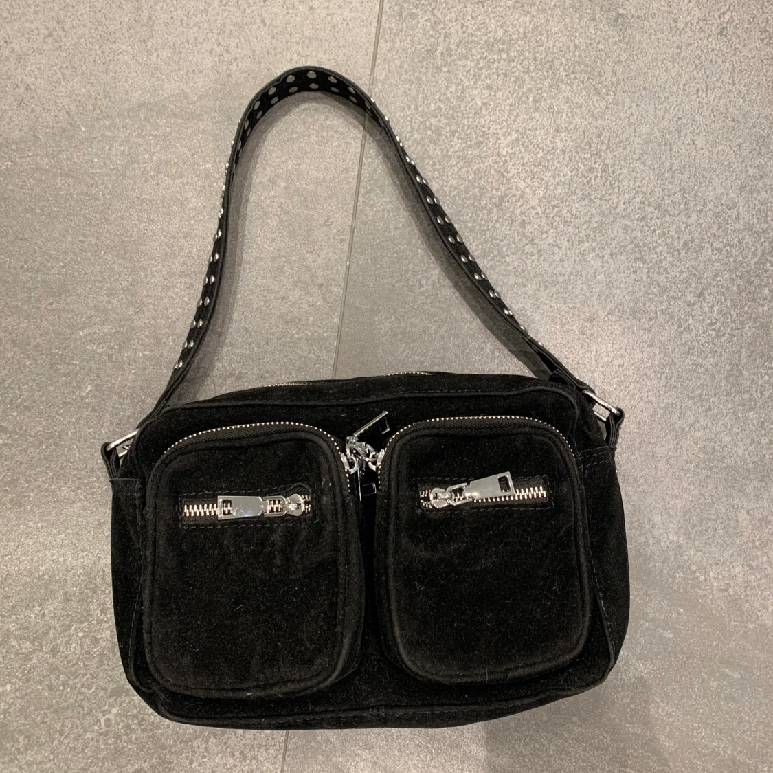 Svart väska med detaljer  - 91