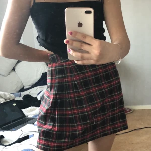 Rutig kjol - köpt på zalando förra året, fortfarande i jättefint skick. frakt 44kr ❤️ (läs policy)