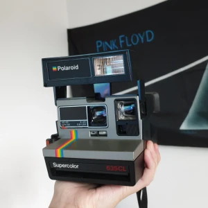  - polaroidkamera, modell från 80-talet. använder sig av 600 film som finns att köpa i fotobutik. obs kameran är inte funktionstestad!!! buda :)