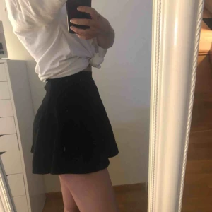  - Svart kjol i väldigt skönt material. Sparsamt använt. Frakt tillkommer☺️