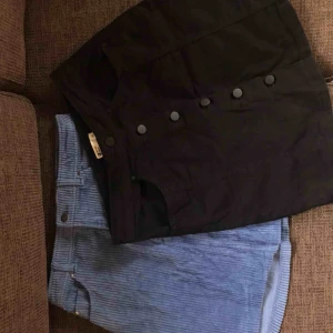  - Säljer två par super fina kjolar💗 den blåa är från mango och är ribbad och den svarta från Gina tricot och ingen av dom är använda bara provade. Säljer båda för 100 pga har växt ur dom och hann aldrig använda dom förra sommaren. Frakt tillkommer💖