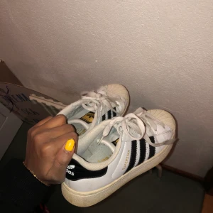 Adidas Sneakers - Köpte av en vän för flera årsen, använt 1-2 gånger, legat i garderoben sen😢 Köparen står för frakten💜