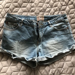 Jeansshorts  - Jeansshorts i ljus tvätt. Storlek S 
