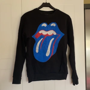 Rolling Stones sweatshirt - Säljer denna super snygga sweatshirt från Zara med The Rolling Stones tryck. 
