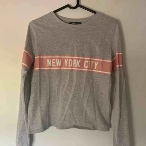  - Långärmad strl XS men den passar definivt en S också. Helt ny och oanvänd 