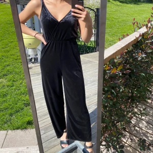 Jumpsuit - Svart jumpsuit i velour material från hm. Tillhörande bälte har jag tappat bort tyvärr men går med vilket bälte som helst. Vida ben som slutar lite över ankeln på mig (163cm) och omlott vid brösten. Frakt tillkommer🖤