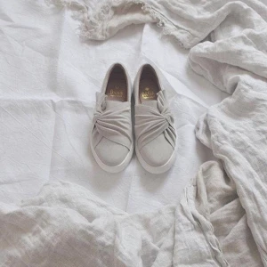 Skor - Oanvända gråa skor köpta vid NK. Frakt kan diskuteras!