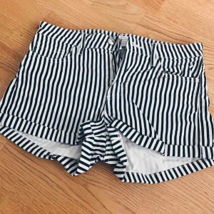  - Randiga Jeansshorts från h&m. Aldrig använda, nyskick!  