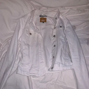 Vit jeansjacka  - Vit jeansjacka från only i storlek 36. Köptes förra våren och endast använt den under ett tillfälle. Köptes för 500 säljer den nu för 150, köparen står för frakten. 