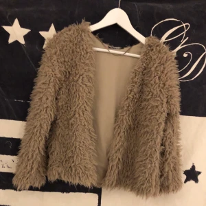 Jacka - Fluffig och mjuk jacka, i bra skick, frakt 66kr📦