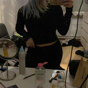  - Ribbad långärmad tröja från zara med strass på armarna. Skriv för fler bilder🥰