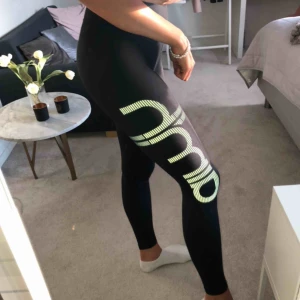  - NYA träningsthights från AIMN. Säljs pga för liten storlek. Har ett par i storlek S och älskar dessa. Aldrig haft träningsthights med sån passform eller skön midja som verkligen sitter uppe. De har testats en gång men inte mer än så🤩 nypris:699kr