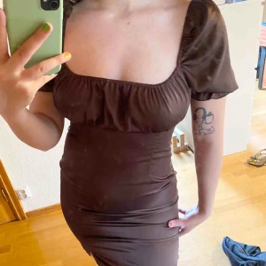  - Brun klänning i storlek M men är mer som en S