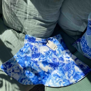  - Jättesöt klockad kjol från BikBok som tyvärr aldrig kommit till användning🦋 I bra material som håller den utsvängda formen! Med dragkedja baktill. Nypris 199:-