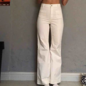  - Vita flared high rise jeans från & other stories. Jag är 176 cm lång. Köpta för 690kr och är endast använda en gång. Kan mötas upp eller frakta då köparen står för kostnaden. Skriv privat om ni är intresserade eller har frågor!! 