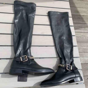  - Zara stövlar. Knä långa!  Helt nya.