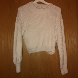 Nakd stickad tröja - En fin vit stickad tröja från nakd som sitter superfint på! Kostar egentligen 399kr
