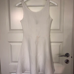 Klänning strl 34 - Vit klänning från H&M. Aldrig använt🌸