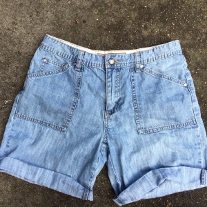 Jeansshorts  - Dessa är fruktansvärt coola. Jag älskar dem men de är för små. :,( 80cm runt midjan. Frakt tillkommer (kolla gärna in resten av mina kläder så går de på samma frakt). Möts även upp i jkpg. 