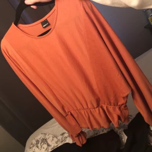 Tröja  - Säljer en as snygg tröja som passar perfekt både vardags o fest ❤️storlek s. Nyskick 