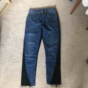  - mörkblå/svarta  avklippta jeans från monki,  fint skick! frakt blir ungefär 60kr☺️