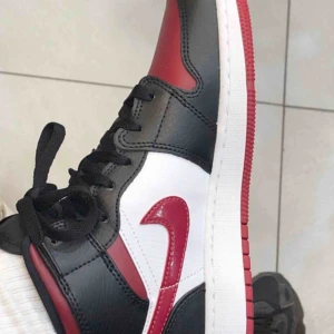  - As feta jordans i st 38,5. Använda ca 5 gånger! Inga creases eller fläckar. Man får med original lådan. Buda över 1000kr!🥳 