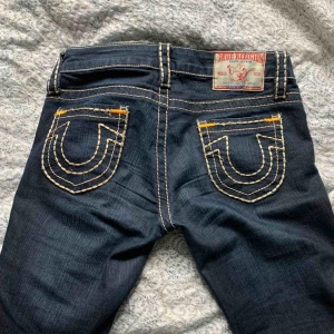  - Äkta true religion jeans! Jättefina säljer för jag behöver pengarna. Lite slitna på några ställen på sömmarna längs innerbenet annars inga fel!