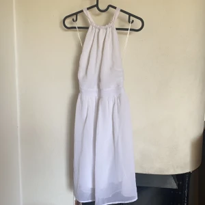 Vit klänning - Vit klänning med korsade band i ryggen 