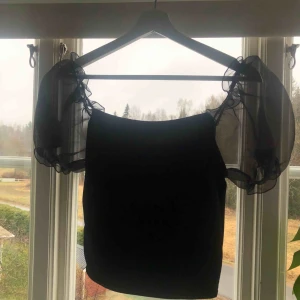  - Topp med puffärmar från boohoo som aldrig är använd i storlek 10/38 men är mer som en 36. Priset är inklusive frakt🥰 