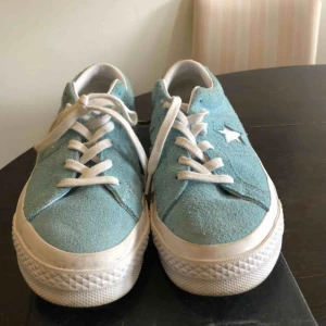  - Blåa converse onestars🌟 använda någon gång, efter det har de bara legat i en låda tyvärr😔 originallåda medföljer! 