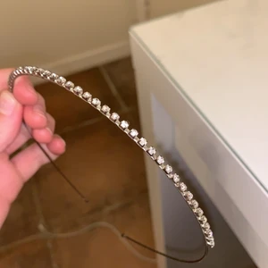 Accessoarer  - Ett söt o lätt diadem knappt andvänd. FRI FRAKT