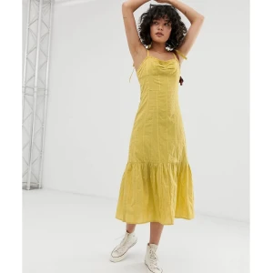 Gul maxiklänning - Säljer denna superfina gula maxiklänningen med prickar perfekt till sommaren. Jag har köpt den på asos men den passade inte på mig så säljer den nu helt ny och oanvänd! ❤