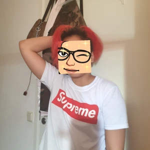 Supreme T-shirt - En supreme t-shirt jag inte använder längre då den inte är min stil. Är inte 100 på ifall den är äkta eller inte så därför är priset lågt. Inklusiv frakt!! 💞💞 Passar bra på mig som är L-M