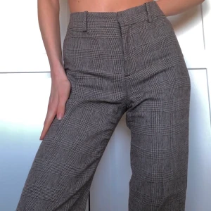 Zara kostymbyxor (xs) - Världens finaste kostymbyxor från Zara💓 så ledsen att sälja men de är för korta för mig😔 Sparsamt använda och så otroligt fina verkligen💘💘 köparen står för frakt och betalning via swish🧚🏻‍♀️