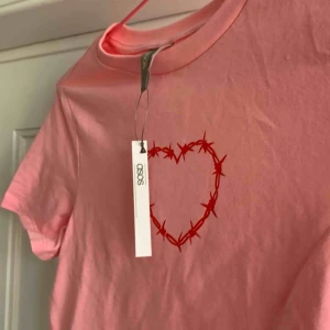  - Helt ny t-shirt från asos säljer då den va lite för stor 😔 är t storlek XXS men skulle säga mer som en Xs