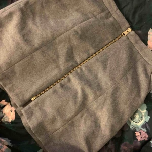  - Säljer denna stickade kjol från vero Moda i storlek M. Väldigt fint skick då jag inte använt den.Frakt tillkommer
