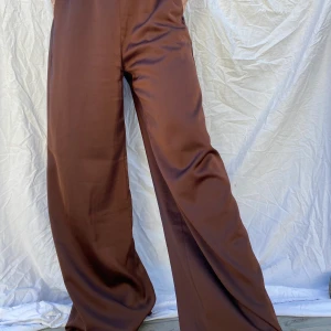 Vida bronsfärgade byxor🤎 - Andvända väldigt sällan. Vida hela vägen. Bronsfärgat silkes matrial. +frakt💖