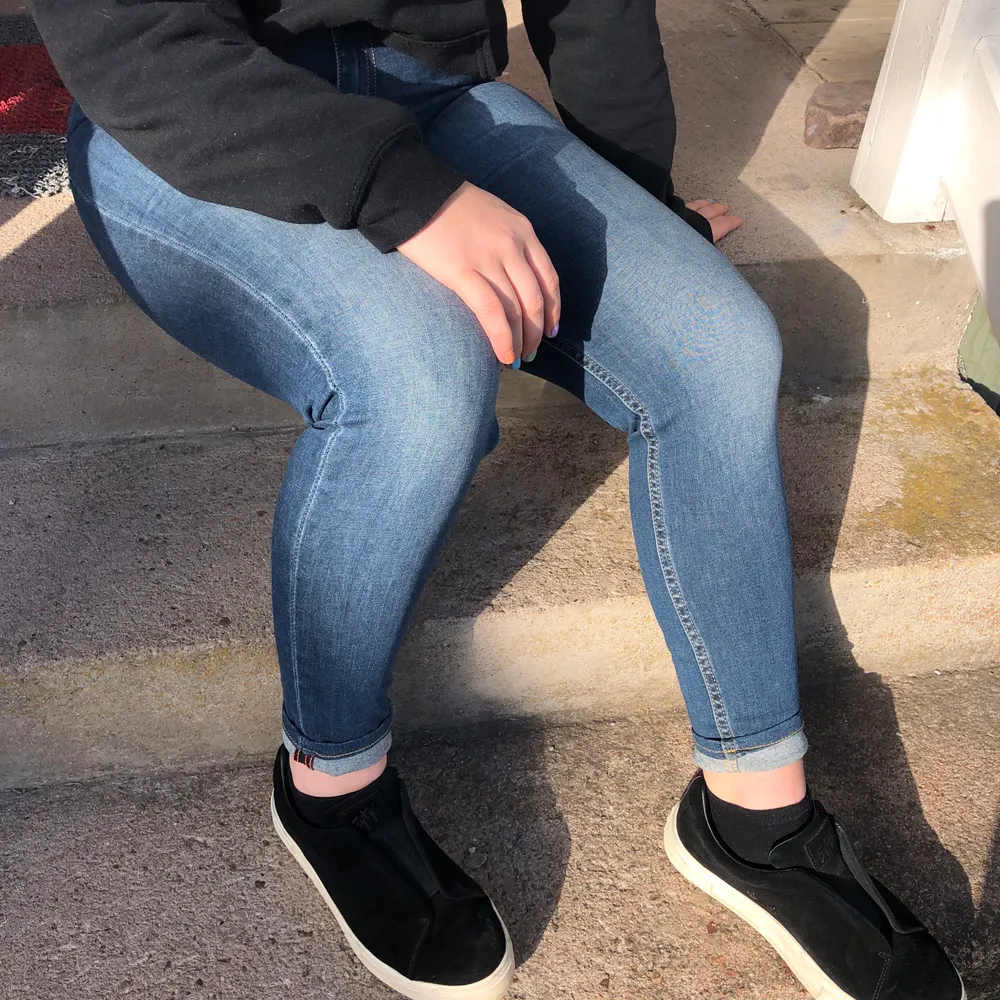 Säljer mina fina crocker jeans i modellen 212 super skinny magic, uppsydda så storlek 29 längd 30, högmidjade och i en fin blå färg, knappt använda därav priset & köparen står för frakten . Jeans & Byxor.