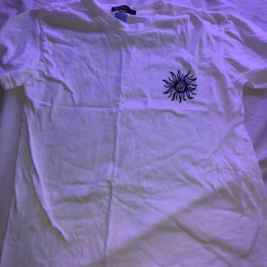  - Fin t-shirt från boohoo som inte kommer till användning💞 köparen står för frakt☺️ 