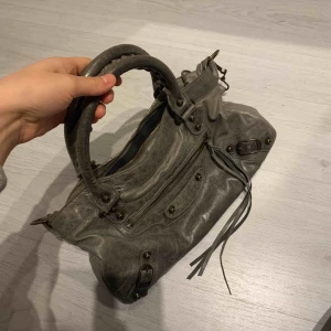  - Säljer nu min äkta balenciaga vintage väska som är modellen first bag, den är i en märkgrön/grå färg.  Buda!!