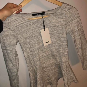  - Fin grå tröja från Bik Bok i storlek xs, prislappen kvar och aldrig använd 