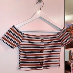 Off shoulder crop top - Fin off shoulder crop top. Frakten ingår i priset!