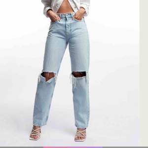 Säljer populära 90s high waist jeans ifrån Gina Tricot. Helt nya prislappen är på. Nypris 599kr, BUDA i kommentarerna och privat fungerar ⚡️