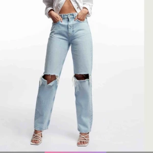  - Säljer populära 90s high waist jeans ifrån Gina Tricot. Helt nya prislappen är på. Nypris 599kr, BUDA i kommentarerna och privat fungerar ⚡️