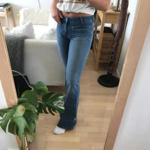 Bootcut jeans från zara - Snygga bootcut jeans från zara. I storlek 34 i mycket fint skick.