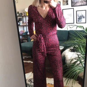 Jumpsuit, röd leopard - Använd två gånger, fint skick!