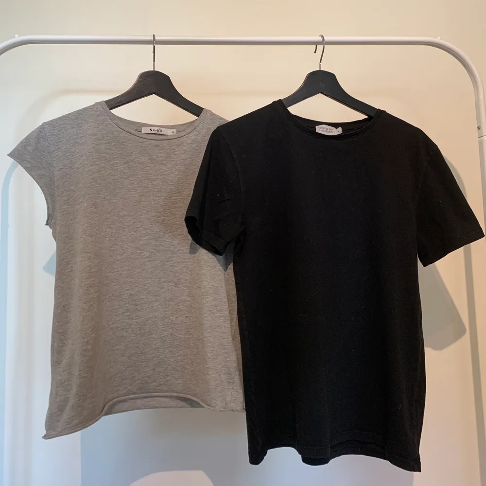 Två basic t-shirts med snyggt tryck på ryggen från Nakd, den svarta är från Zara Larsson collection och strl S, den grå i strl XS. Använda men i fräscht skick 👌 Jag säljer den för 30kr styck eller båda för 50kr. Fraktavgift betalas av köparen ca 45kr.. T-shirts.